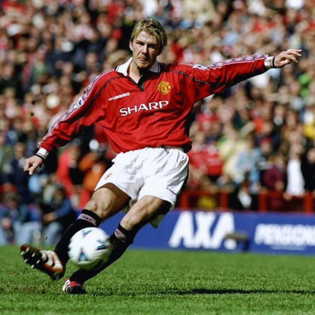 Beckham Manchester United su maglia home 1998/99 in campo