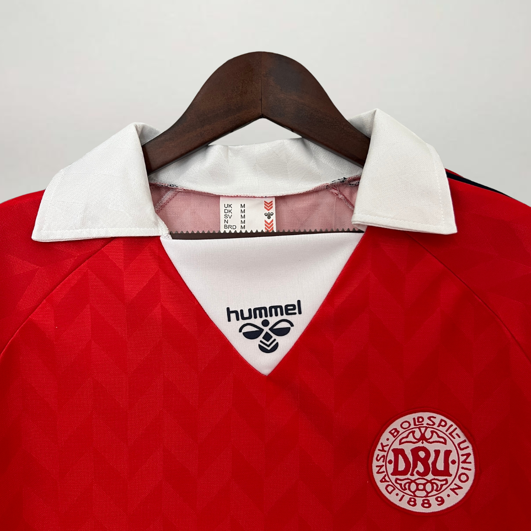 Close-up texture maglia Danimarca home 1988 con pattern geometrico rosso