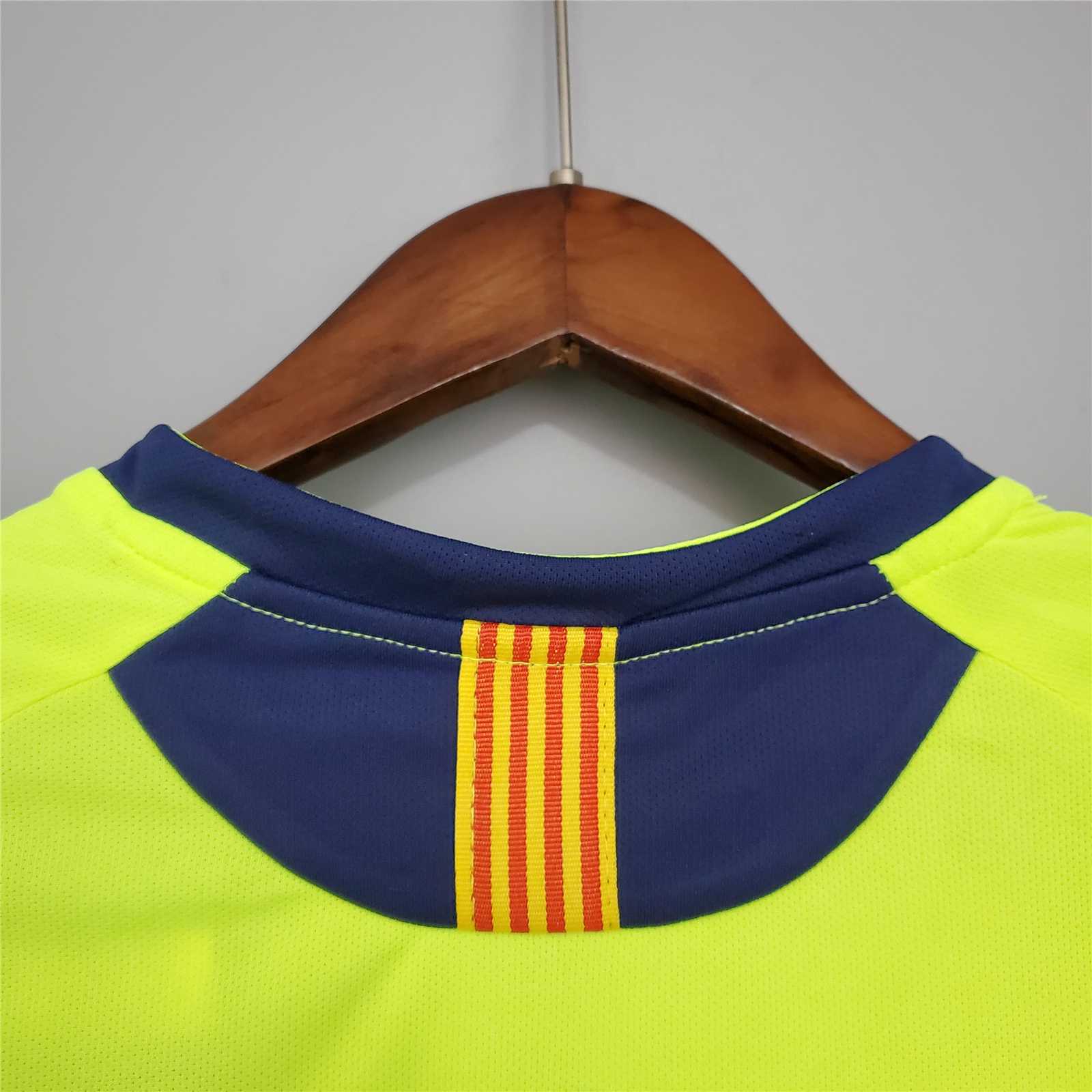 Colletto maglia Barcellona 2005/06 away con dettaglio blaugrana