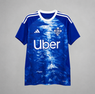 Como 1907 maglia home 2025/26 blu con grafica effetto lago