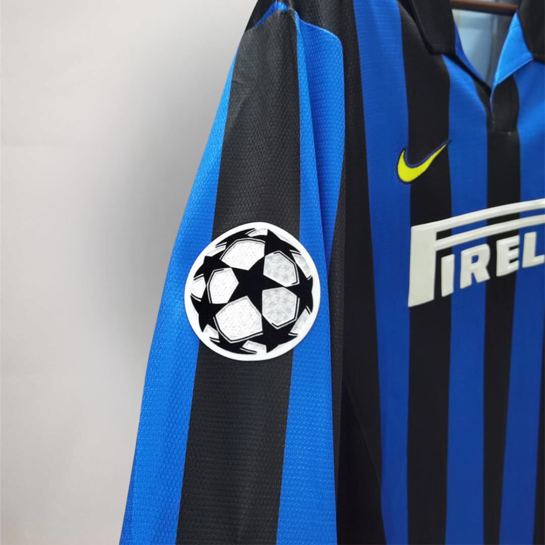 Dettaglio 2 della manica lunga e della trama del tessuto nerazzurro vintage.