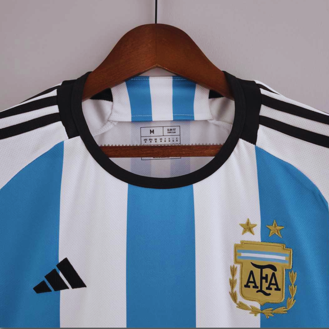 Dettaglio colletto maglia Argentina 2022 home con finiture nere