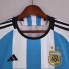 Dettaglio colletto maglia Argentina 2022 home con finiture nere