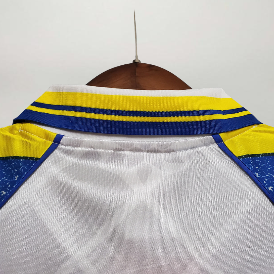 Dettaglio colletto polo bianco con righe giallo blu maglia Parma 1995/