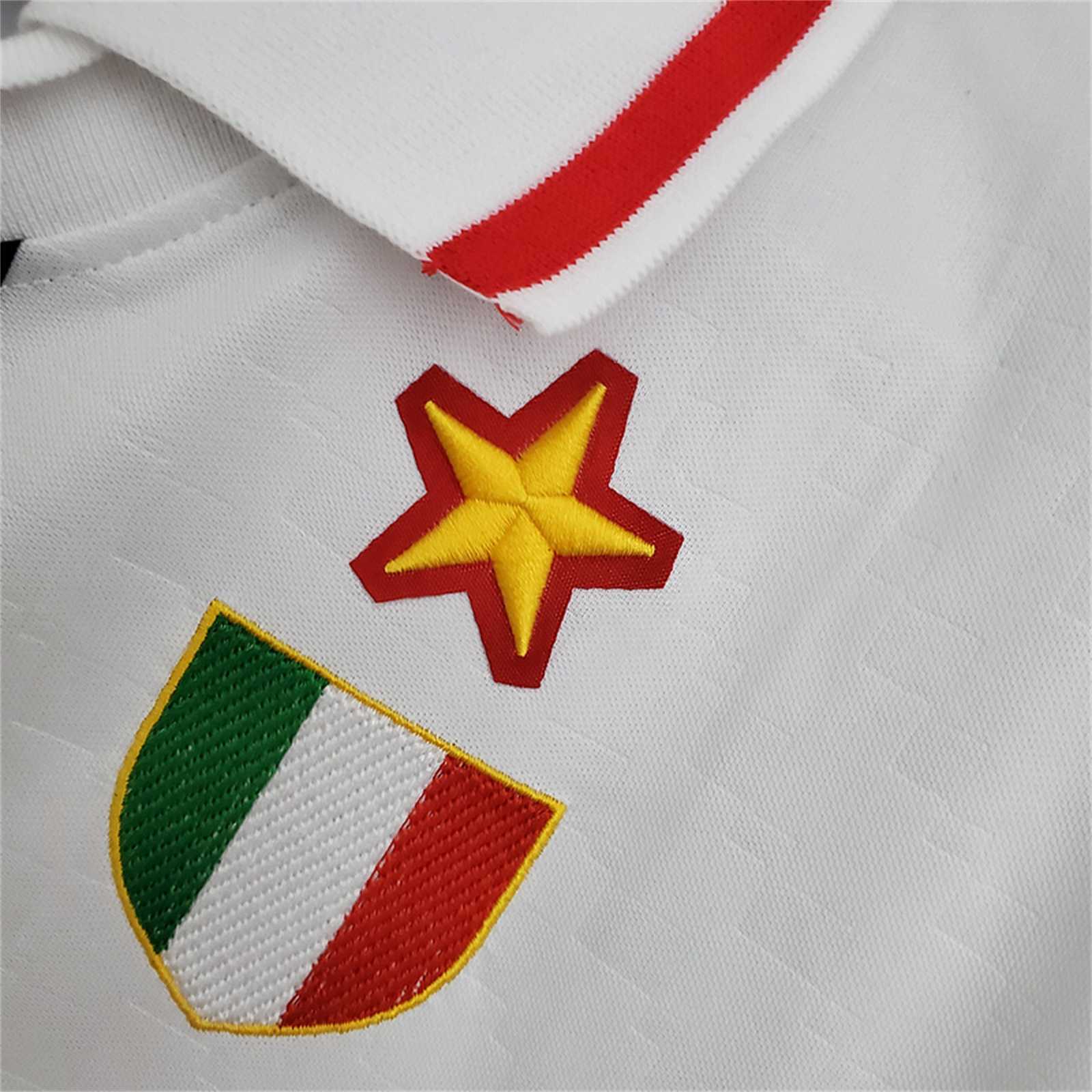 Dettaglio del colletto a polo bianco e dello Scudetto ricamato su kit Milan 1996/97.