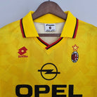 Dettaglio del colletto e della trama del tessuto della terza maglia Milan 1995/96.