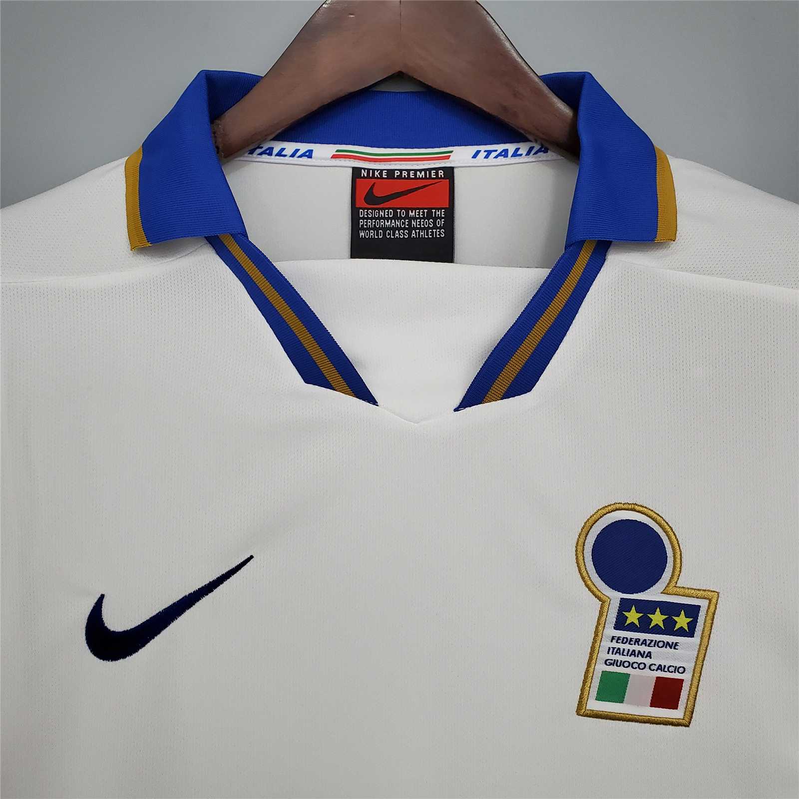 Dettaglio del ricamo dorato sul colletto e stemma Italia 1996.