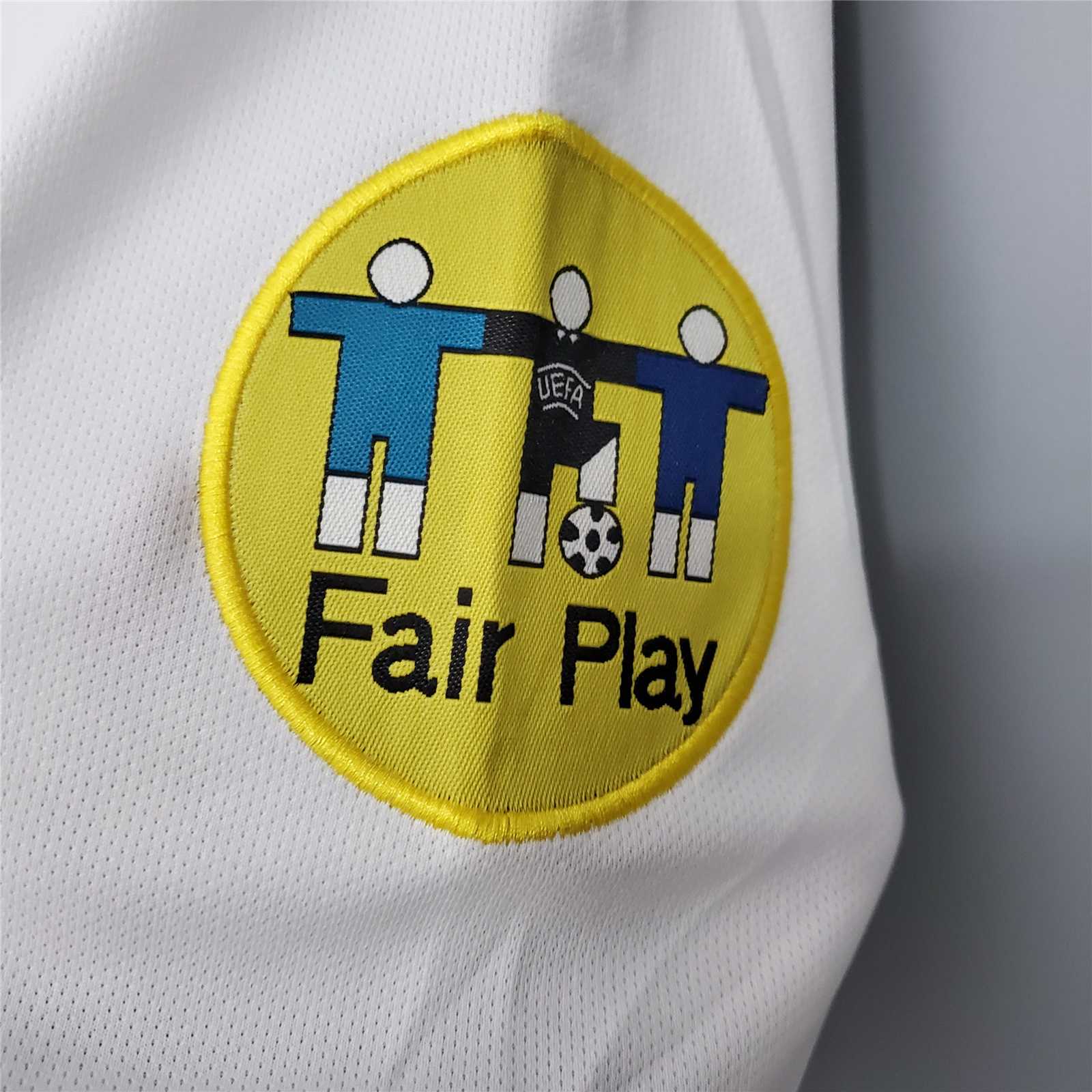 Dettaglio del ricamo fair play dorato sulla manica e stemma Italia 1996.