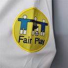 Dettaglio del ricamo fair play dorato sulla manica e stemma Italia 1996.