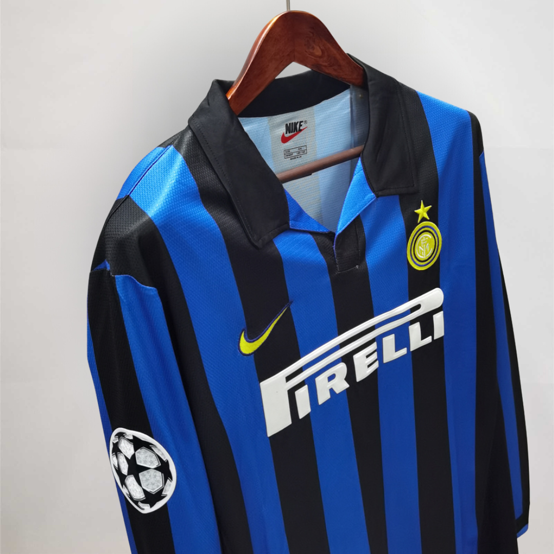 Dettaglio della manica lunga e della trama del tessuto nerazzurro vintage.