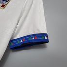 Dettaglio della trama jacquard bianca e del ricamo tricolore Italia 1994.