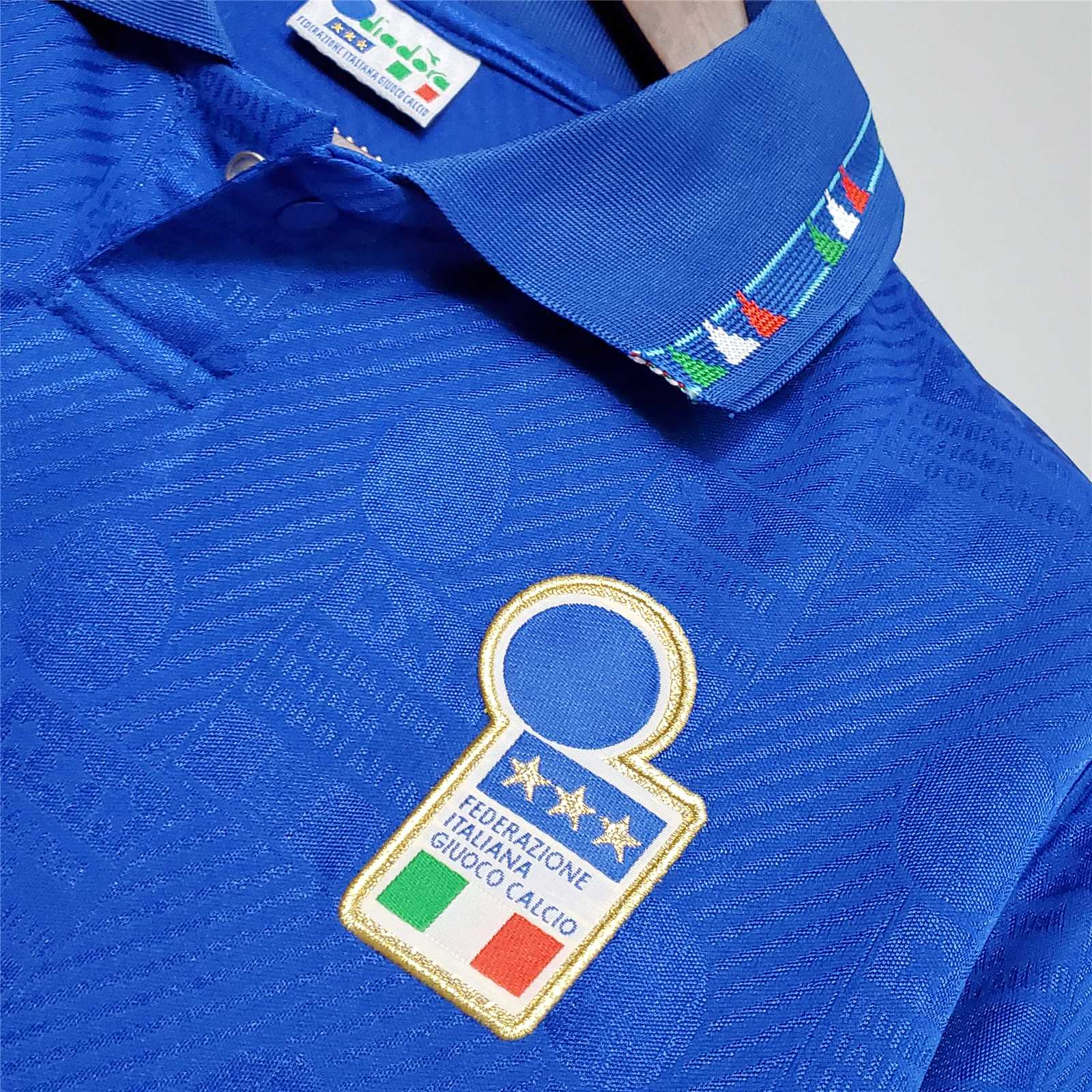 Dettaglio della trama jacquard e del ricamo tricolore LOGO Italia 1994.
