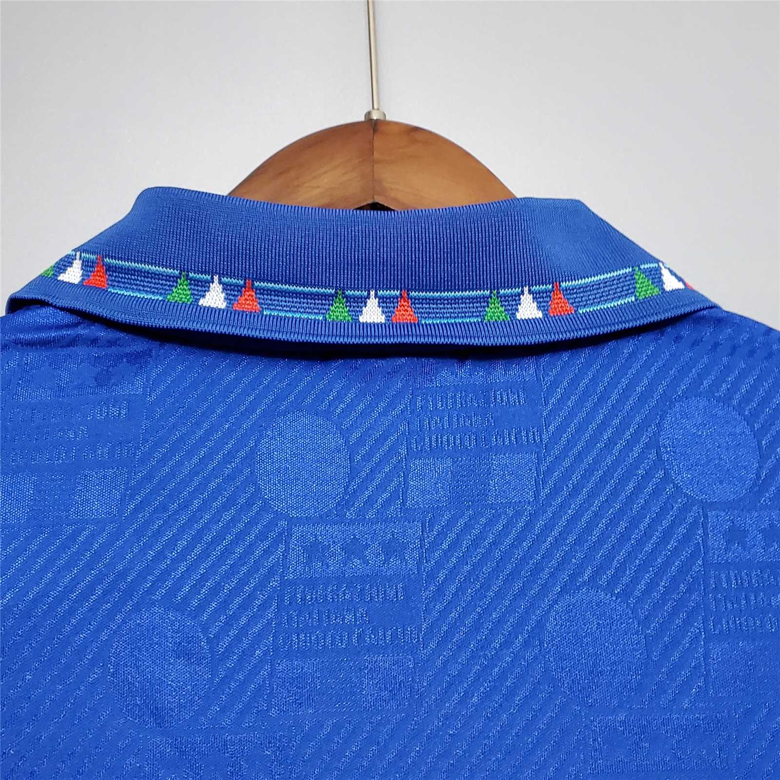 Dettaglio della trama jacquard e del ricamo tricolore colletto Italia 1994.