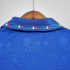 Dettaglio della trama jacquard e del ricamo tricolore colletto Italia 1994.