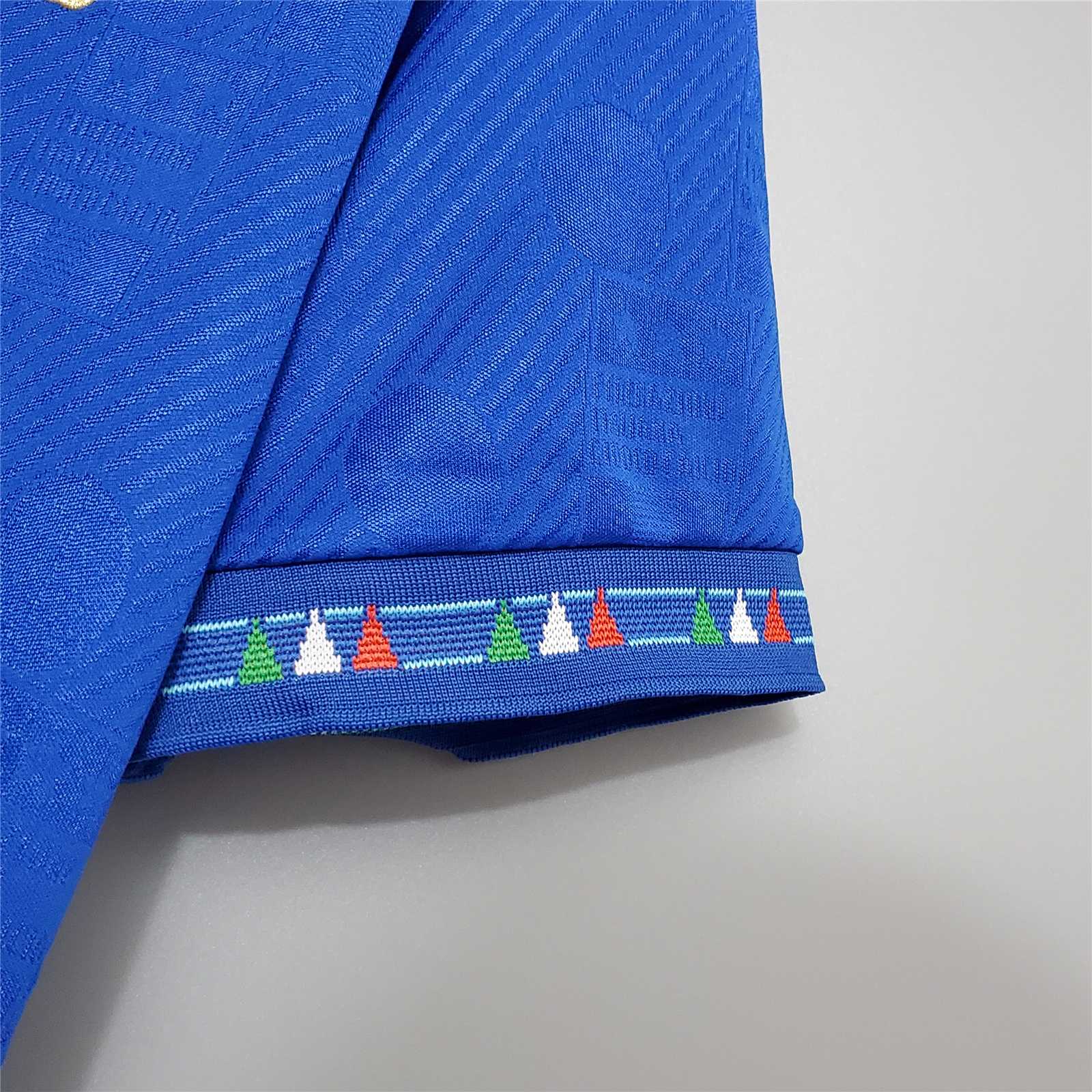 Dettaglio della trama jacquard e del ricamo tricolore maniche Italia 1994.