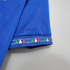 Dettaglio della trama jacquard e del ricamo tricolore maniche Italia 1994.