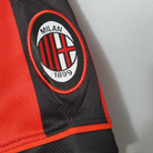 Dettaglio dello stemma del Milan con stella dorata e patch Scudetto tricolore.