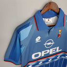 Dettaglio frontale kit vintage blu Milan 1995/96 con colletto a polo e trame verticali.