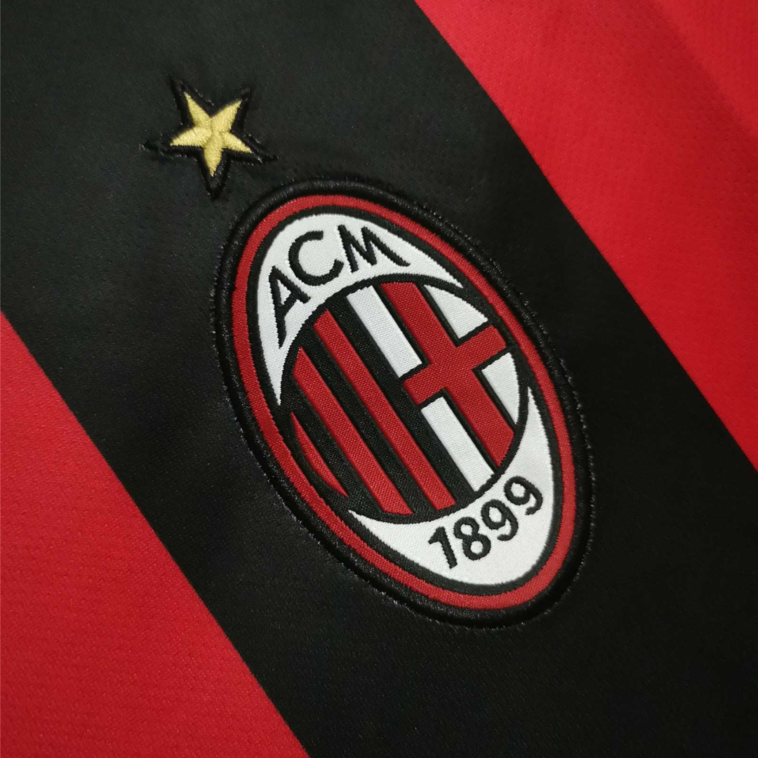 Dettaglio logo maglia Milan primi anni 2000