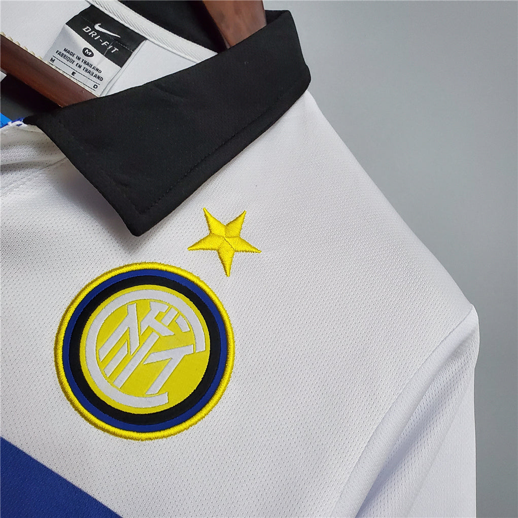 Dettaglio logo nerazzurro su maglia da trasferta bianca Inter 1998/99.