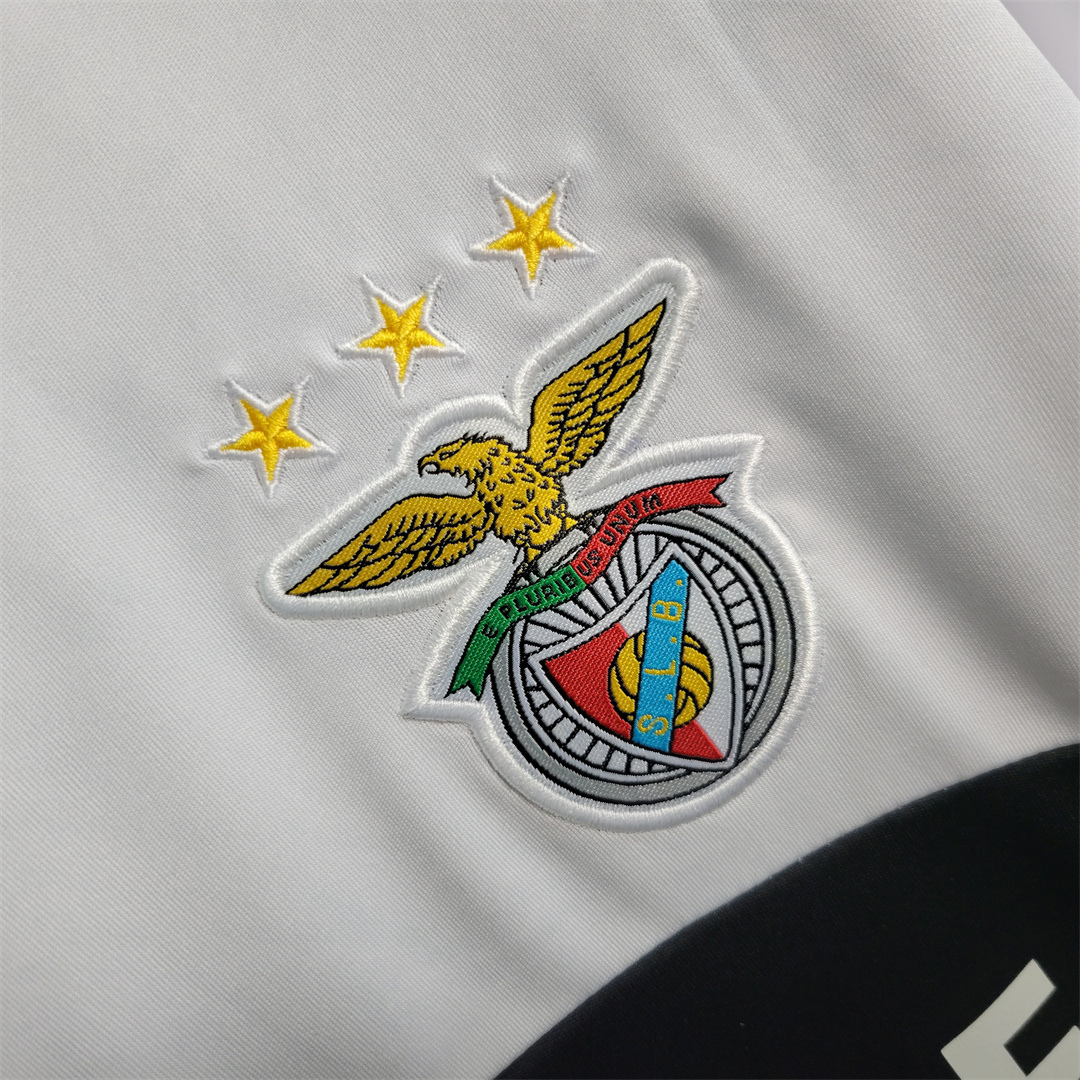 Dettaglio stemma Benfica e sponsor Moche su maglia away 2013/14