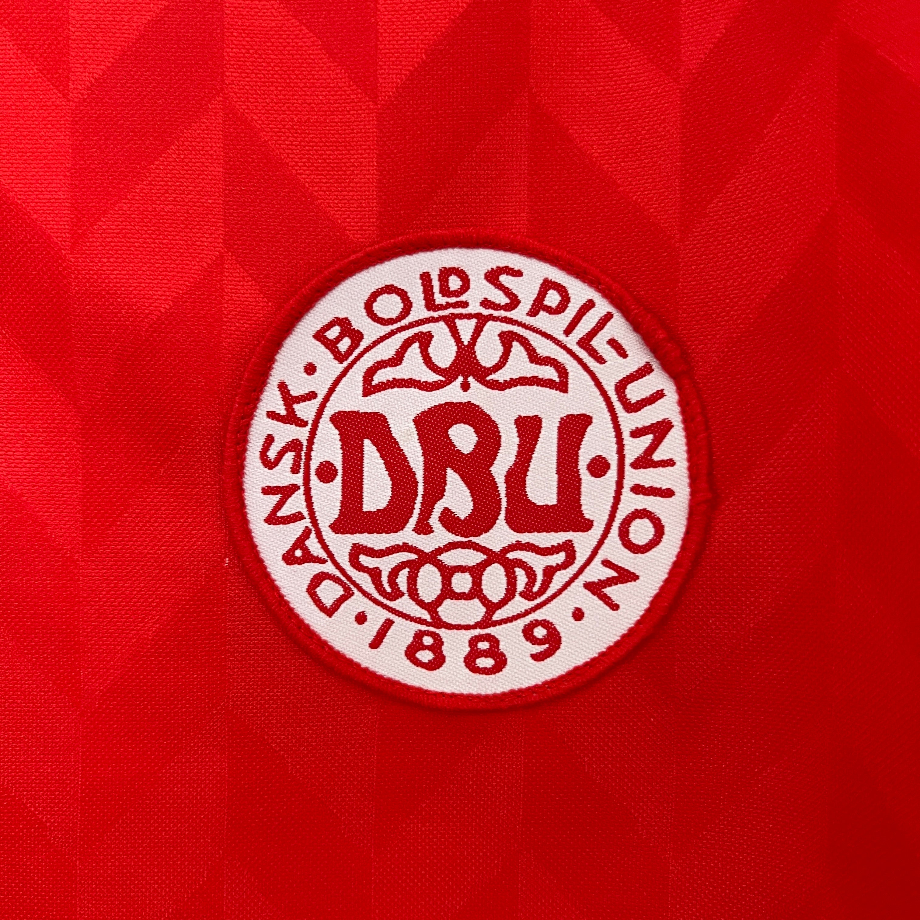 Dettaglio stemma Danimarca DBU su maglia home 1988 rosso Humme