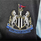 Dettaglio stemma Newcastle United ricamato su maglia away vintage 2000/01