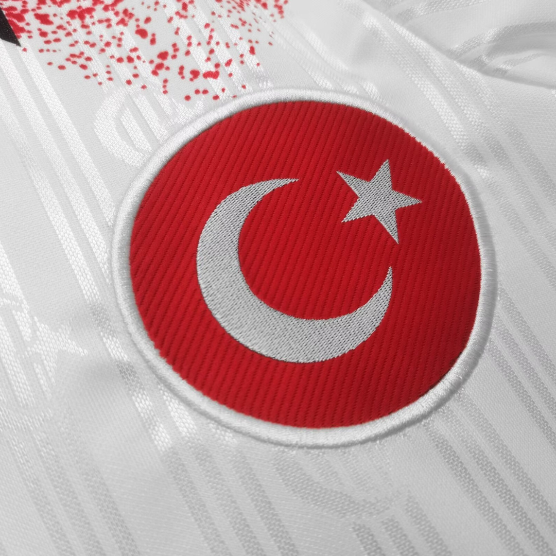 Dettaglio stemma mezzaluna e banda bianca su maglia Turchia 1990 away