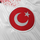 Dettaglio stemma mezzaluna e banda bianca su maglia Turchia 1990 away