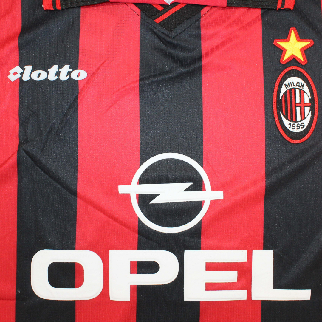 Dettaglio strisce rossonere maglia Milan anni 90 loghi