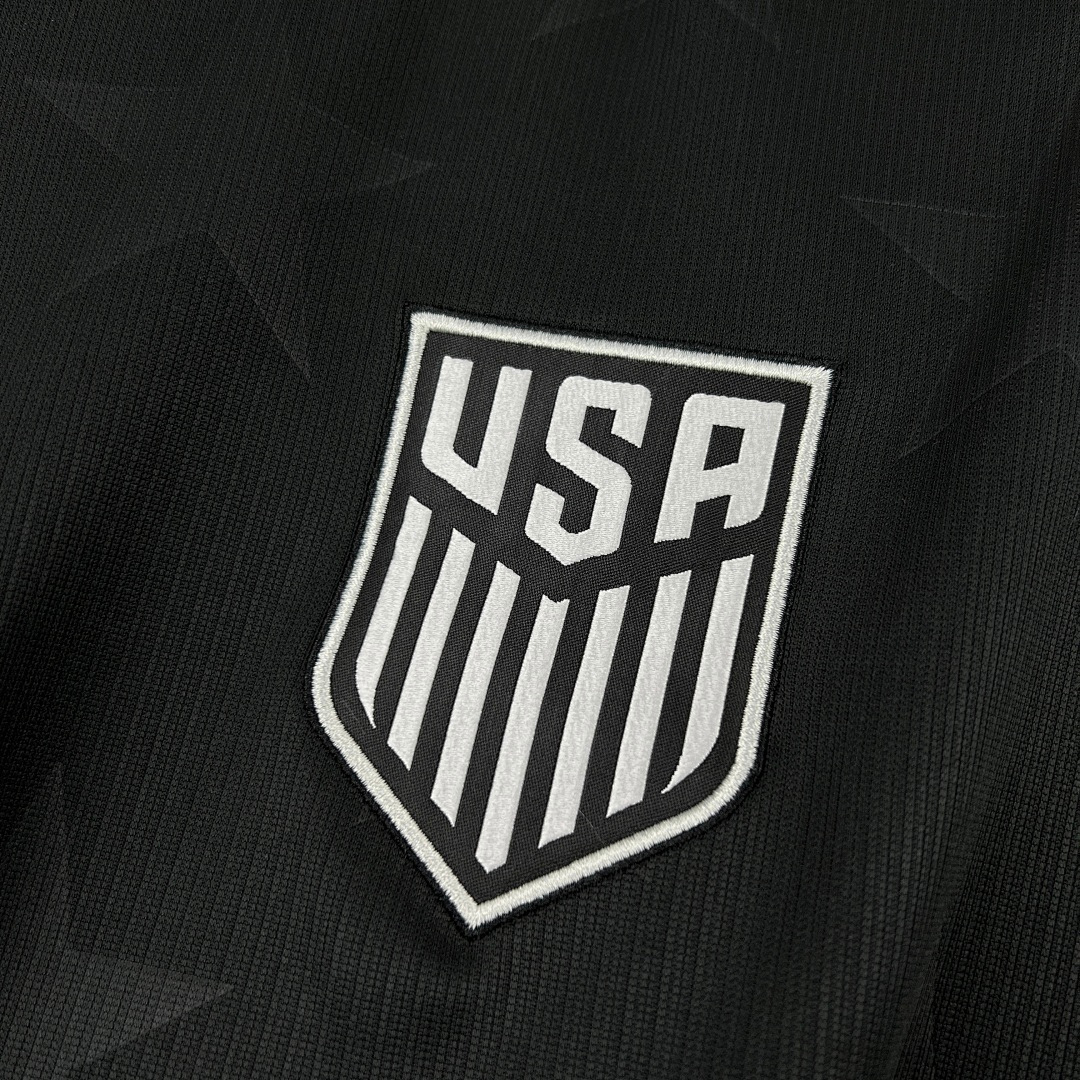 Dettaglio logo su maglia USA 2026