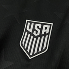 Dettaglio logo su maglia USA 2026