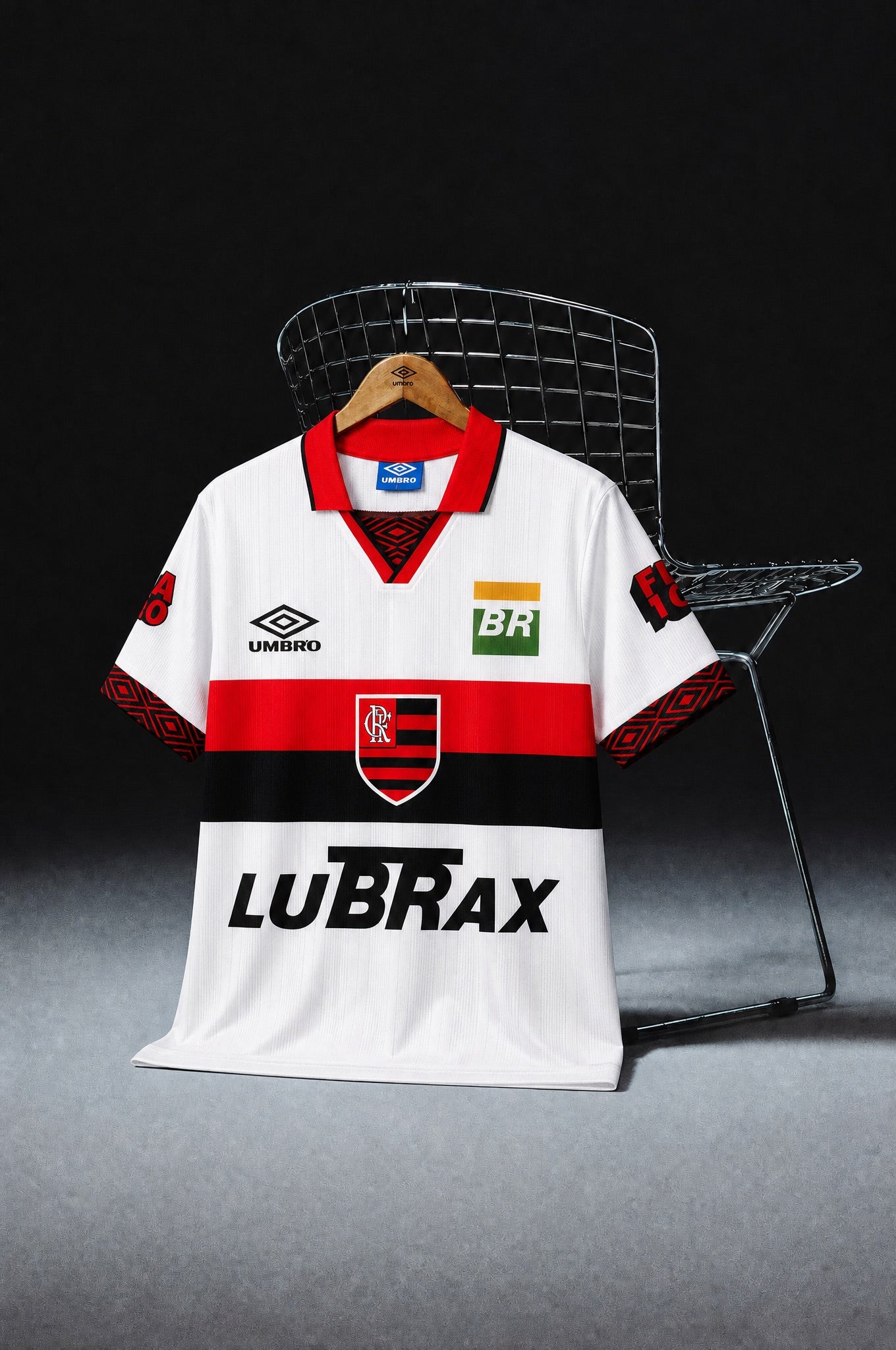 Flamengo jersey away 1995 dettaglio colletto rosso e design rétro
