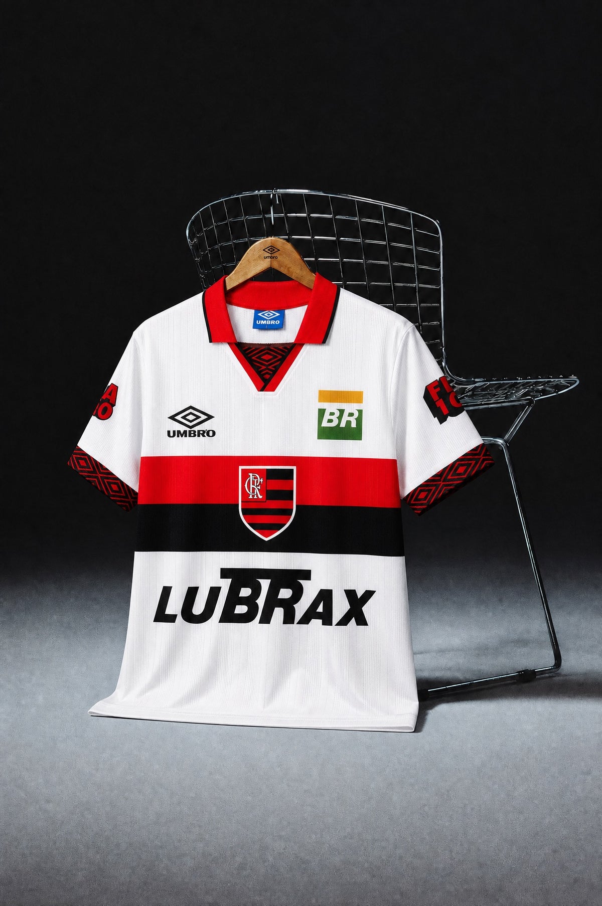 Flamengo jersey away 1995 dettaglio colletto rosso e design rétro
