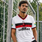 Flamengo away shirt 2001/02 con colletto rosso e nero
