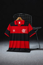 Flamengo home shirt 1982/83 con bande orizzontali rosso nere
