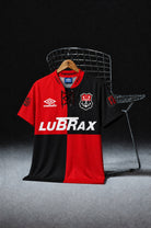 Flamengo retro soccer jersey 1994 con design verticale rosso nero
