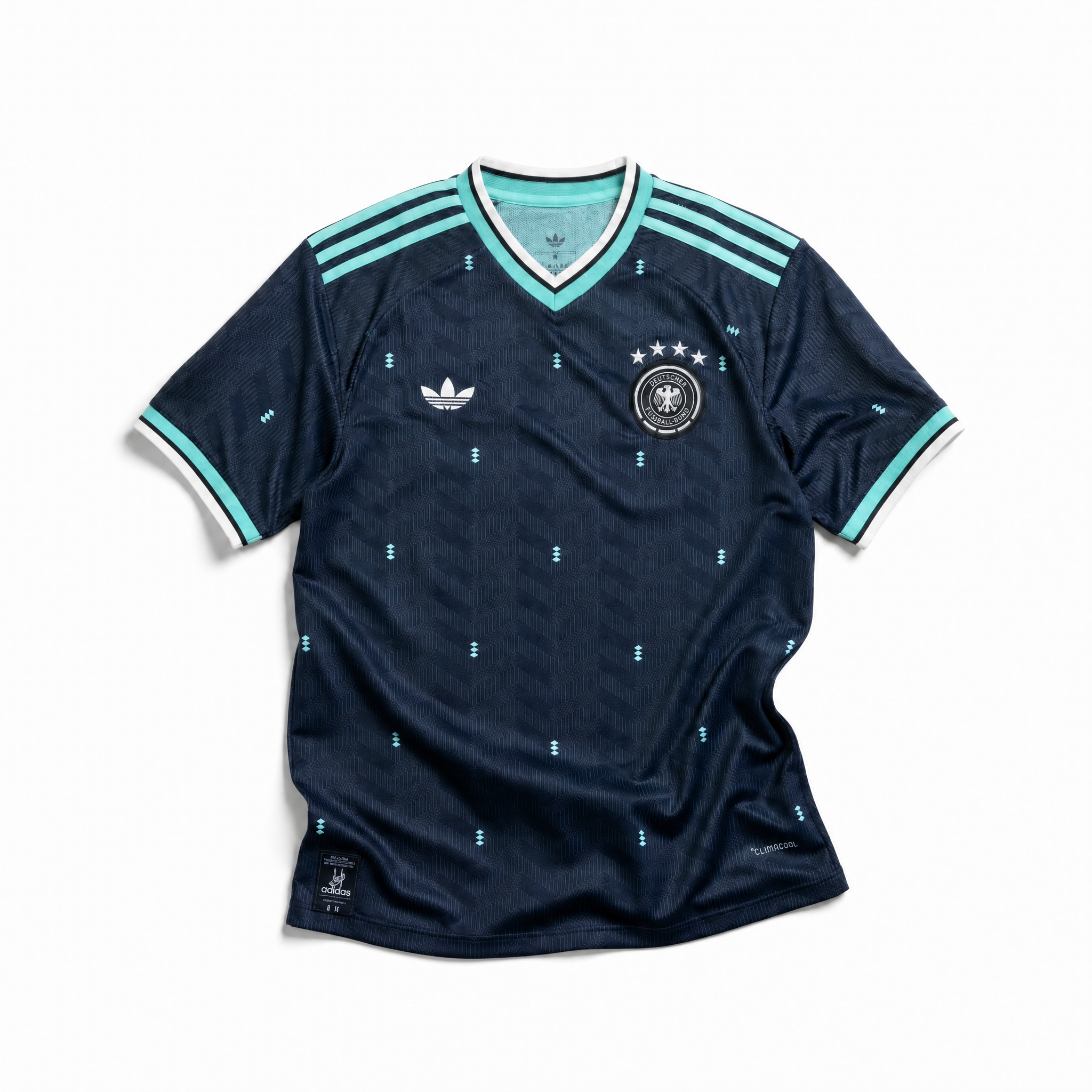 Fronte della maglia away della Germania 2026 verde scuro con dettagli menta sul colletto e stemma ricamato sul petto