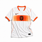 Fronte della maglia away dell'Olanda 2026 chiara con fascia orizzontale arancione sul petto e stemma del leone