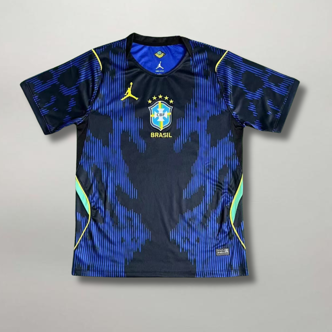 Fronte della maglia away Brasile 2026 blu con grafica astratta all-over, dettagli verde fluo e stemma stellato