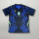 Fronte della maglia away Brasile 2026 blu con grafica astratta all-over, dettagli verde fluo e stemma stellato