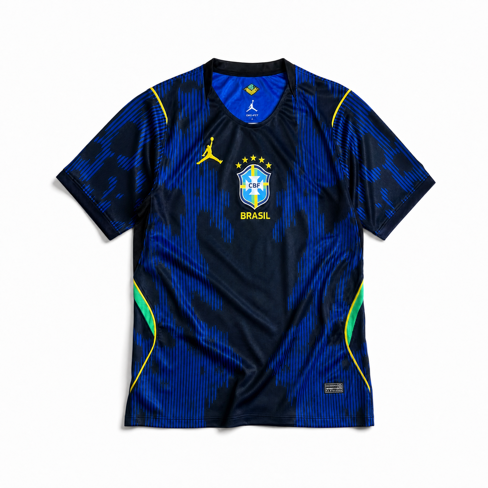Fronte della maglia away Brasile 2026 blu con grafica astratta all-over, dettagli verde fluo e stemma stellato
