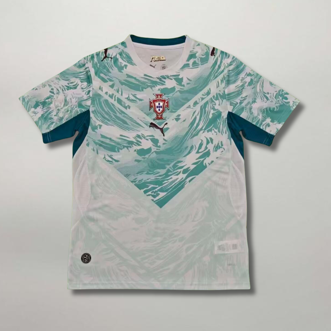 Fronte della maglia away del Portogallo 2026 bianca con pattern grafico azzurro ispirato alle azulejos e stemma centrale