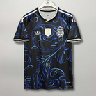 Fronte della maglia away dell'Argentina 2026 blu scuro con pattern astratto all-over e stemma a tre stelle ricamato