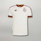 Fronte della maglia away della Spagna 2026 bianca con dettagli bicolore sul colletto e stemma centrale ricamato