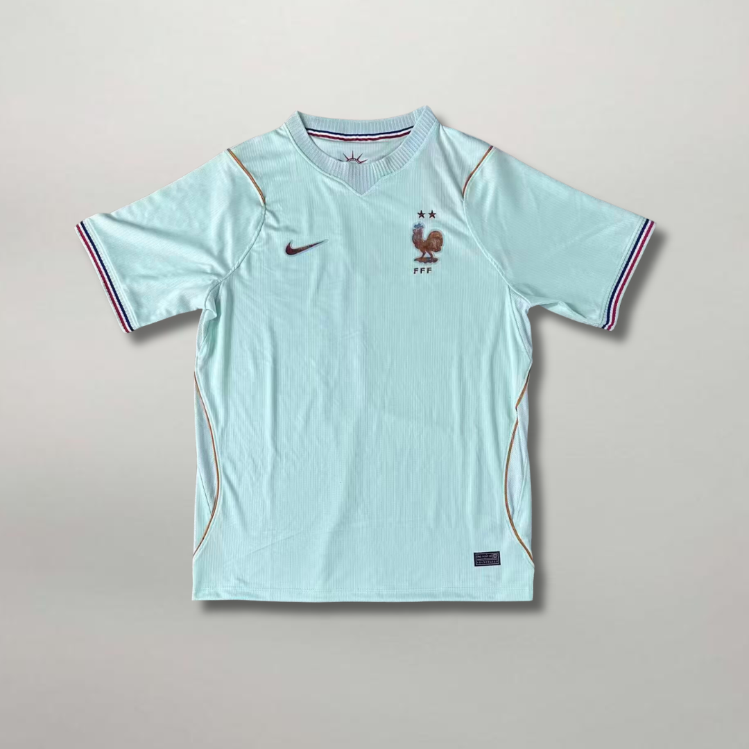 Fronte della maglia bianca away della Francia 2026 con sottili righe verticali sfumate e stemma sul petto