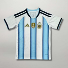 Fronte della maglia home Argentina 2026 a strisce bianche e celesti con dettagli dorati e stemma ricamato sul petto