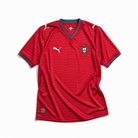 Fronte della maglia home Portogallo 2026 rosso scuro con trama a micro-righe orizzontali e stemma ricamato sul petto