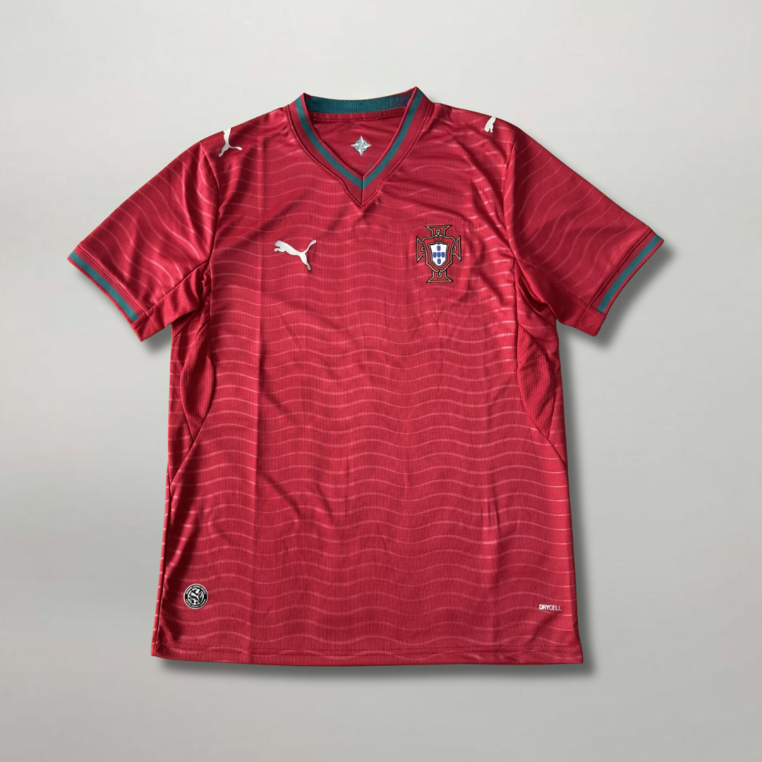 Fronte della maglia home Portogallo 2026 rosso scuro con trama a micro-righe orizzontali e stemma ricamato sul petto