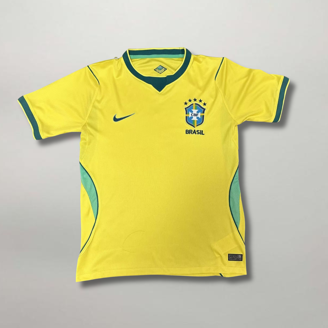 Fronte della maglia home del Brasile 2026 giallo oro con dettagli verdi e stemma stellato sul petto